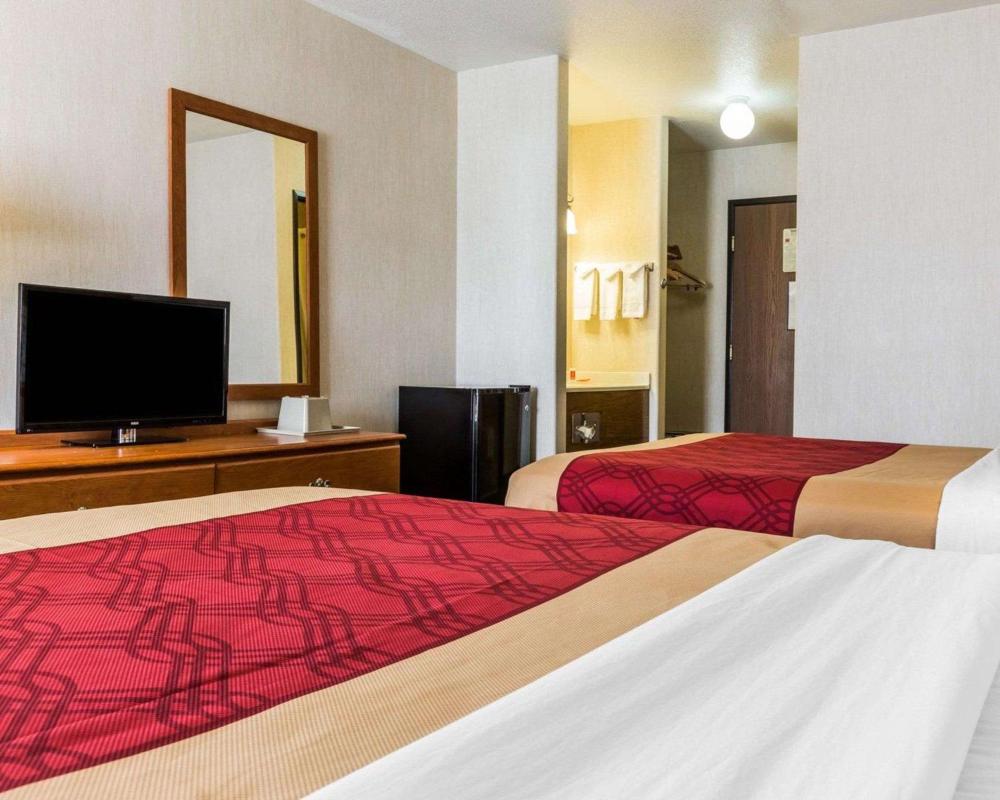 Queen Room with Two Queen Beds - Non-Smoking interior